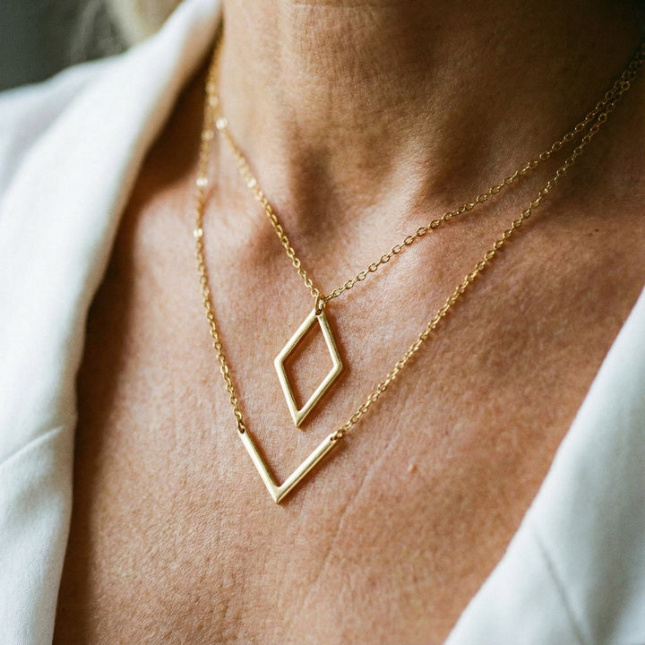 Elegantní náhrdelník s geometrickým přívěskem ve tvaru V