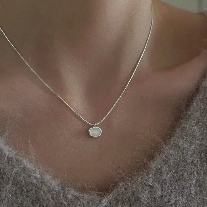 Klasický náhrdelník se solitaire přívěskem ze stříbra
